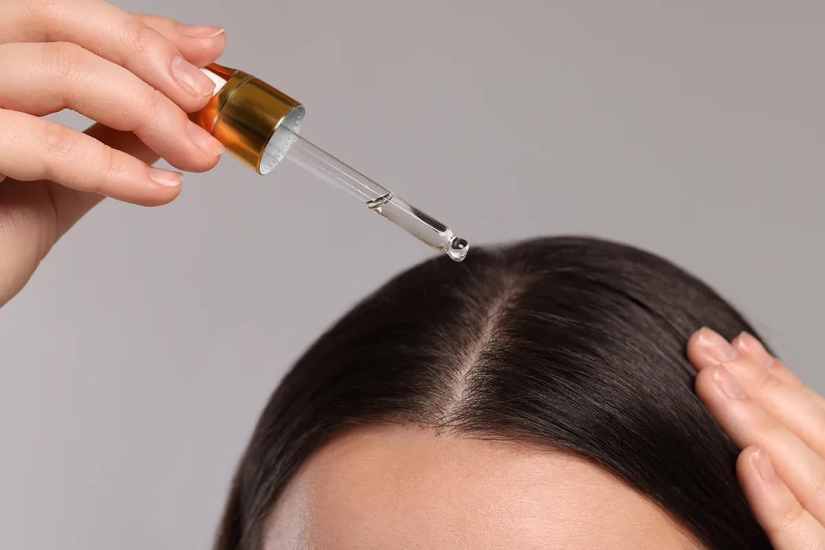 Kräuteröl das auf die Haare angewendet wird.